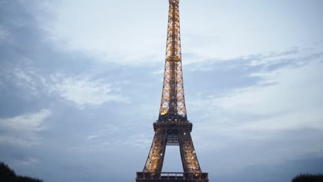 la torre eiffel al anochecer