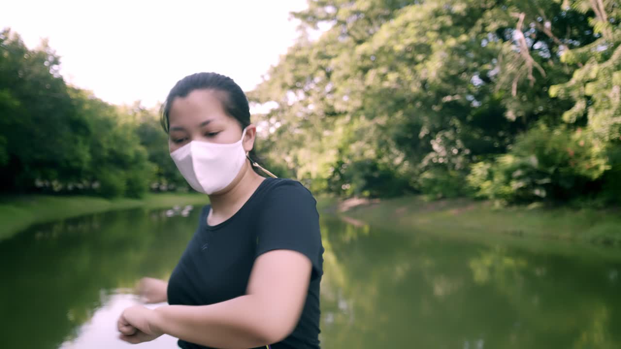 covid-19 상황에서 새로운 정상으로 공원 야외에서 아시아 여자 운동