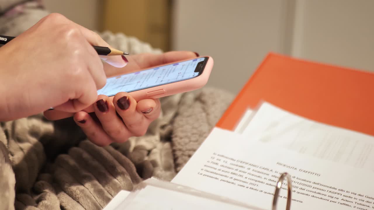 hace notas en un cuaderno. trabajo desde casa, concepto de trabajo remoto.