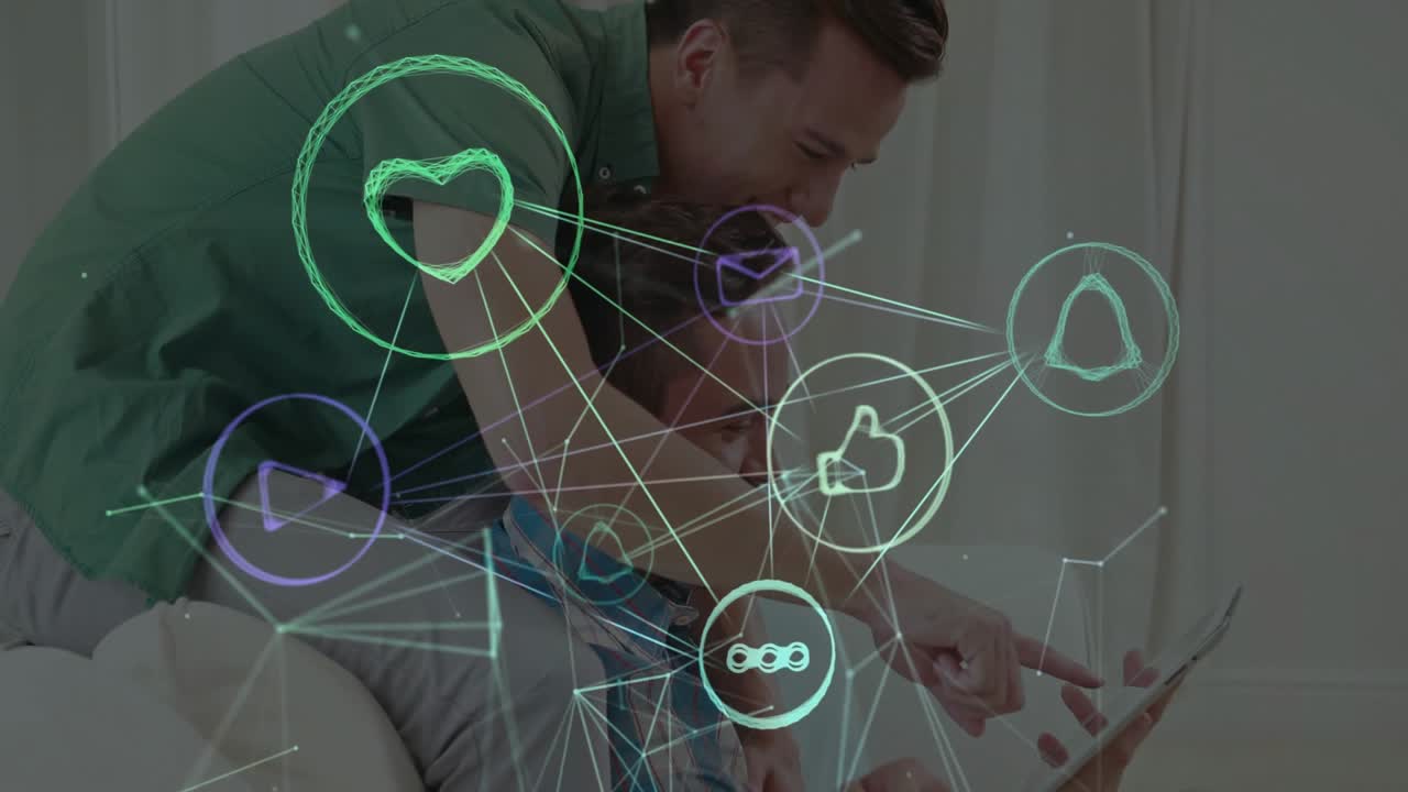 Coppia maschile chinata su uno schermo di tablet in un ambiente tecnologico domestico, che evidenzia icone fluttuanti di social media.