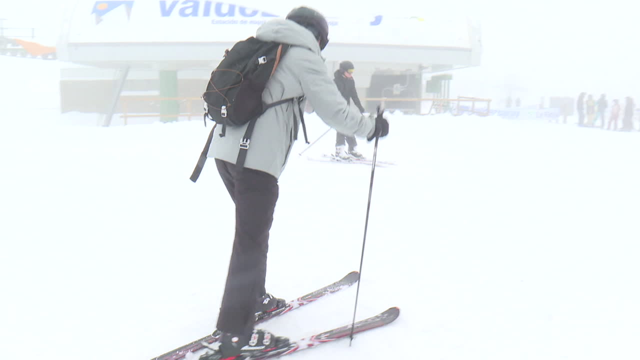 눈 인 산기?? 에서 스키 를 타고