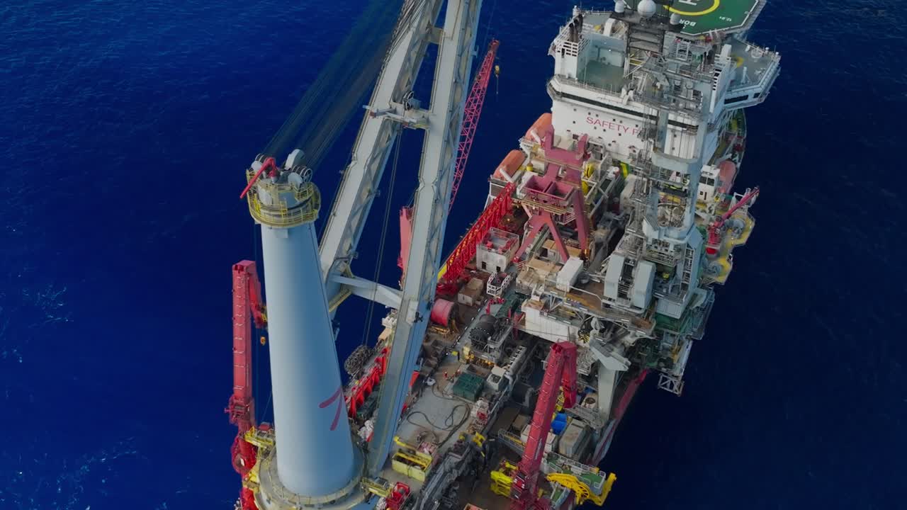 Barbados'taki Bridgetown yakınlarındaki Carlisle Koyu'nda Subsea7 Tek Gövdeli Boru Döşeme, Ağır Yük Gemisi.