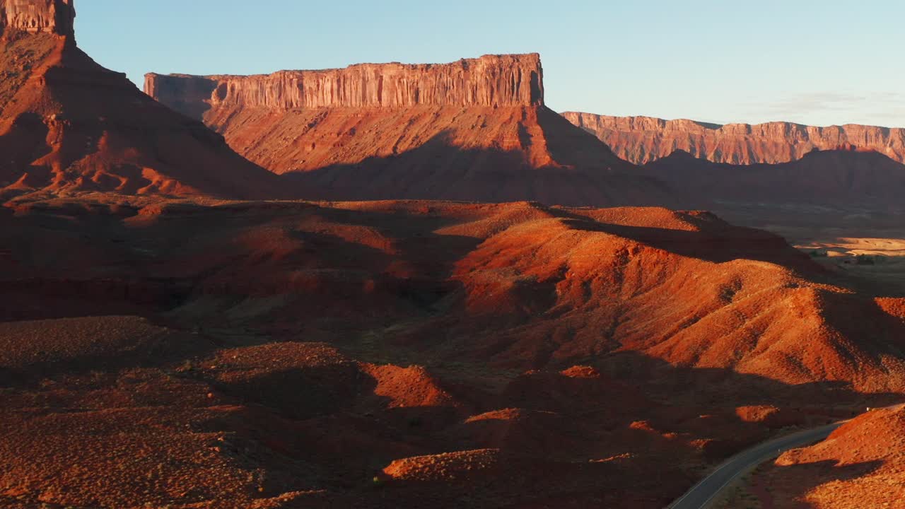 moab, utah sandstone butte durante la hora dorada, el camión drone revela el disparo