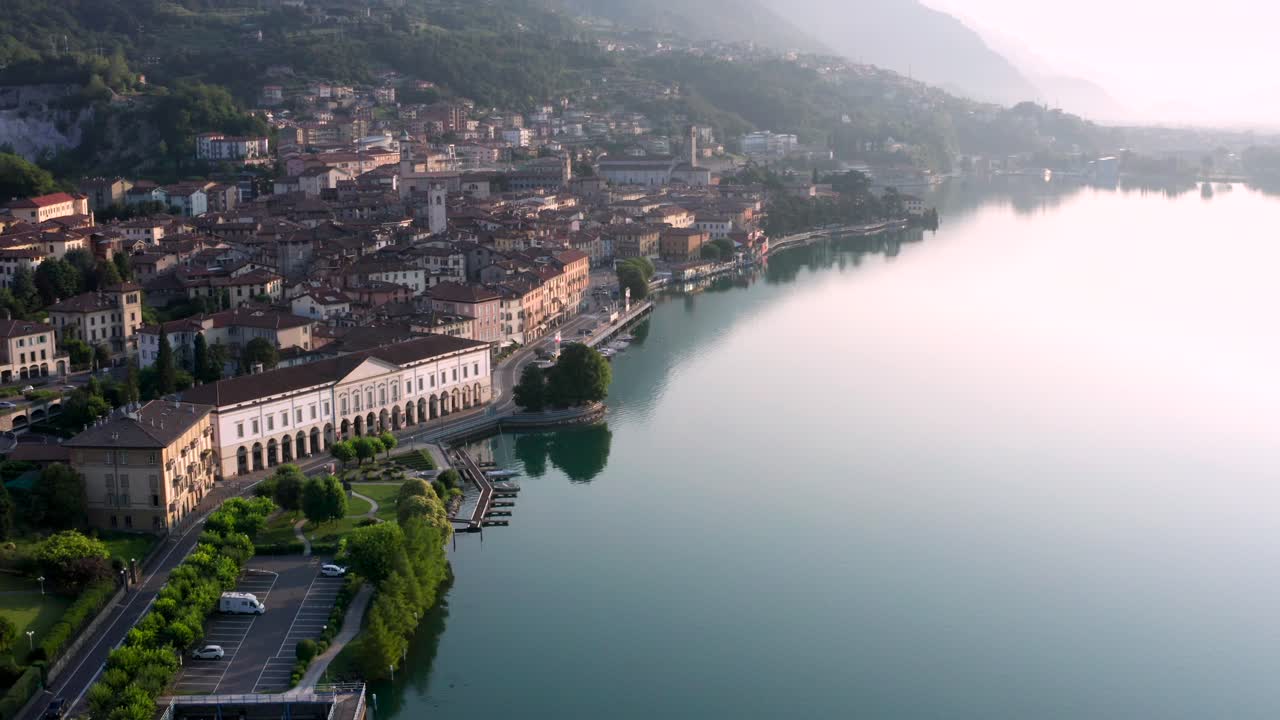 이탈리아 베르가모 호수를 따라 달리는 러브레 시 왼쪽에 일출 시 이세오 호수의 드론 보기