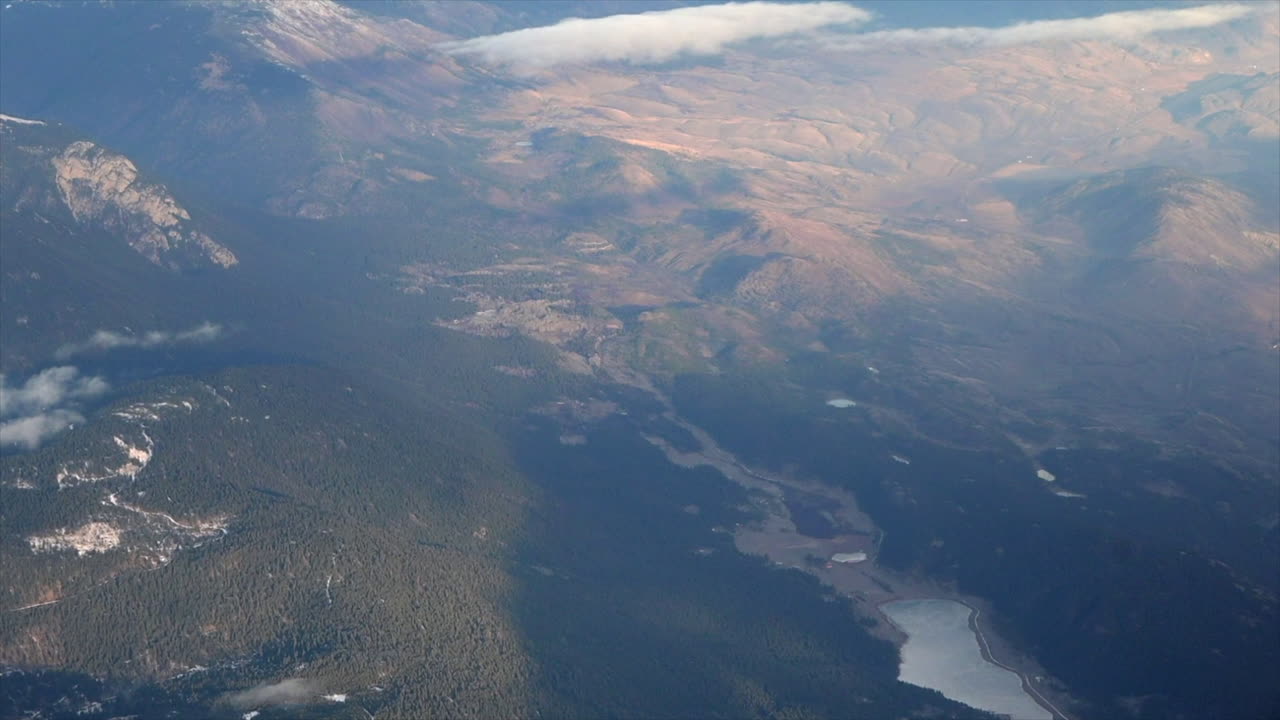 Curvas de Coquihalla: El Ballet Aéreo del Río Fraser