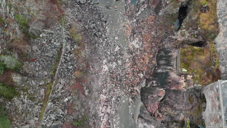 imagens aéreas de cima para baixo de drones voando sobre cachoeiras secas de trollhättan revelando fundo rochoso esperando que as fechaduras de uma barragem sejam reabertas com água caindo em trollhattan suécia