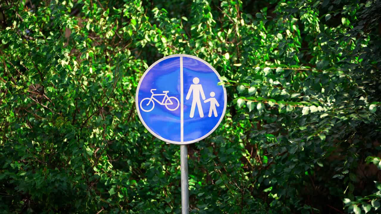 자전거 표지판. 자전거 차선. 자전차 경로. 자전기 및 산책 경로.