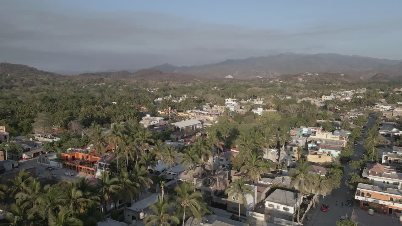 Sorvolo a bassa quota: pittoresca città costiera con palme di Lo de Marcos, Messico.