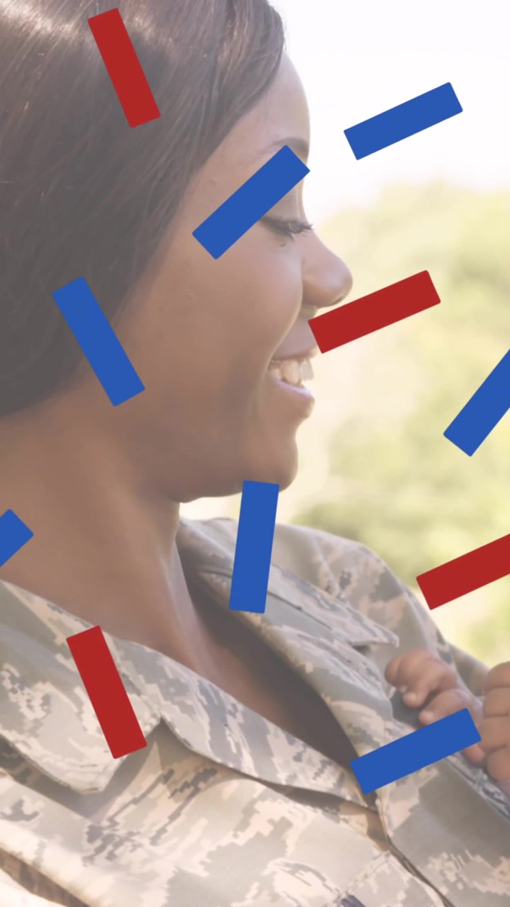 Composizione di coriandoli rossi e blu, su soldatessa madre sorridente che tiene in braccio la figlia.