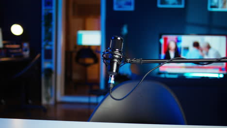 tomas panorámicas de la creación de contenido grabando el micrófono en el apartamento