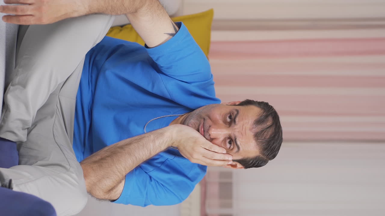 슬프고 슬픈 기억을 생각하는 남자의 수직 비디오.