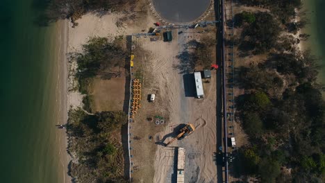 Eine-Baustelle-In-Der-Nähe-Einer-Großstadt,-Auf-Der-Infrastrukturarbeiten-Auf-Einer-Küstenhalbinsel-Durchgeführt-Werden,-Um-Dienstleistungen-Für-Eine-Wachsende-Bevölkerung-Bereitzustellen