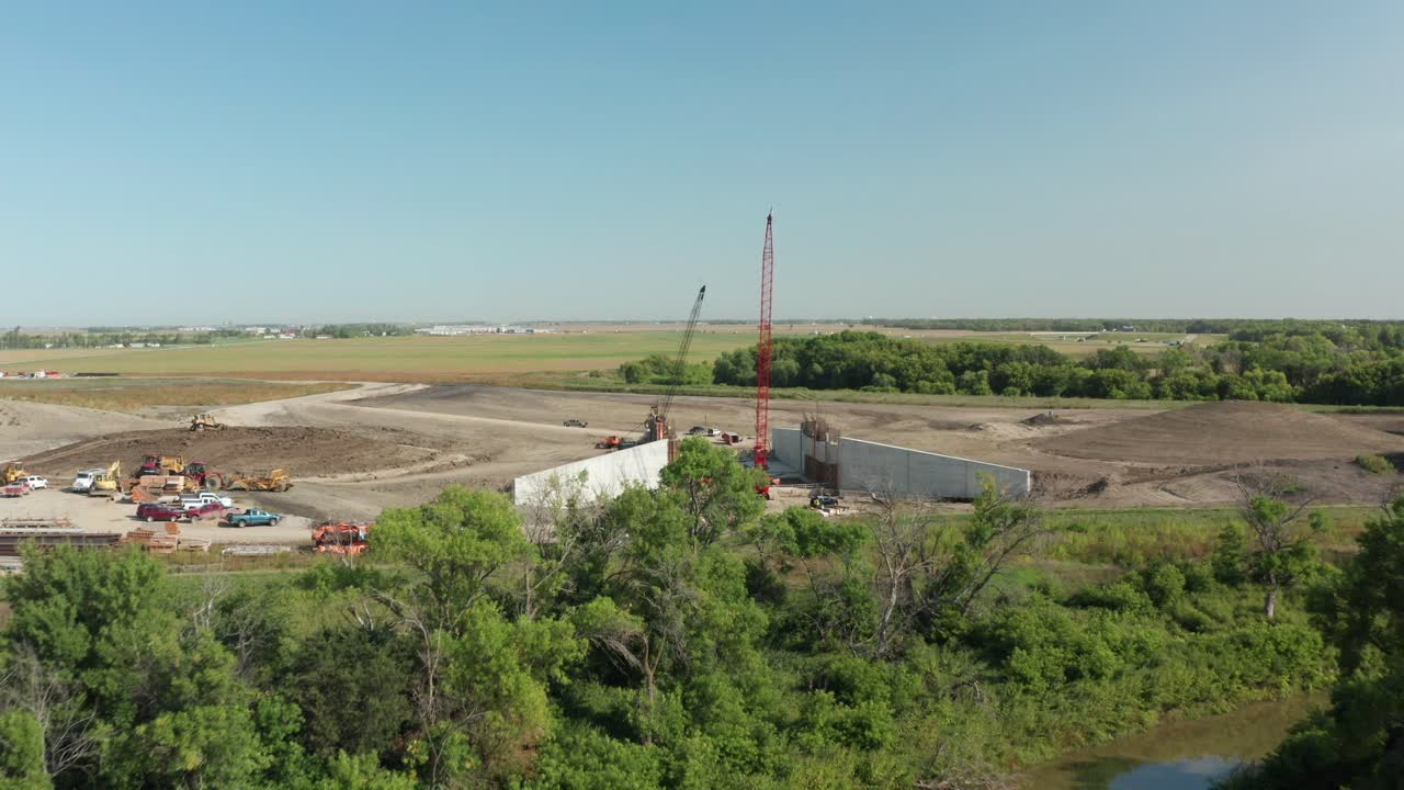 sobrevuelo aéreo rural sitio de construcción con grúas sobre orugas