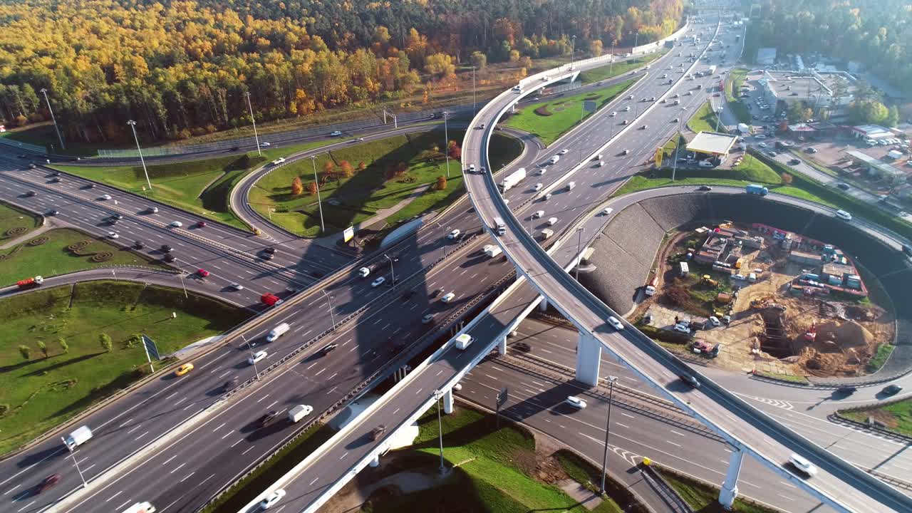 모스크바의 고속도로 교차로 교통 경로의 공중 뷰.