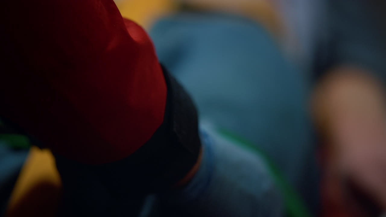 médico examinando al paciente por lesiones. paramédico haciendo un chequeo médico de la víctima