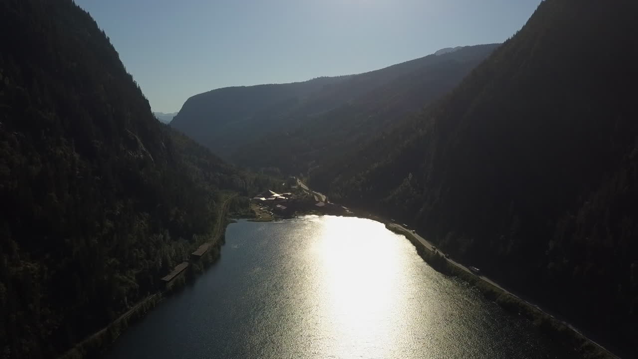산 호수, 캐나다에 스펙트럼 실버 태양 광선에 공중 하강