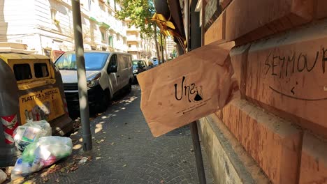 una bolsa de basura se mueve en el viento