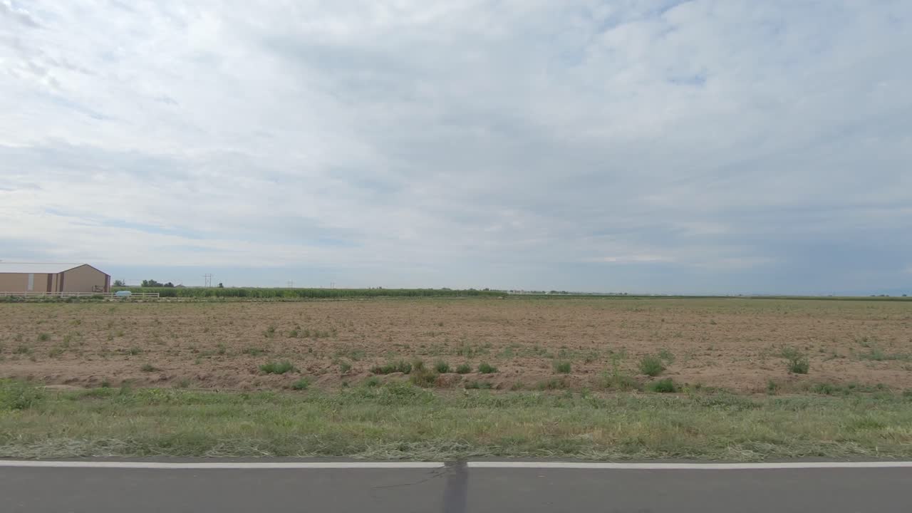 들판과 농장이 드러나는 길가의 미국