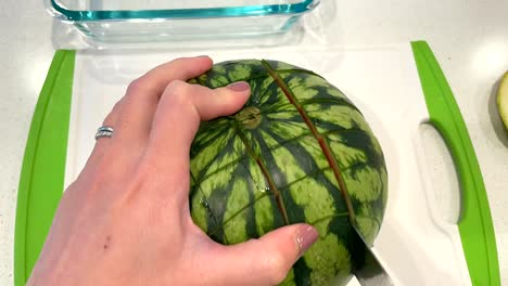 Hand,-Die-Eine-Wassermelone-Schneidet.-Video-Im-Zeitraffer