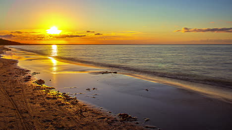 la puesta de sol de lapso de tiempo sobre el horizonte de brillante a oscuridad sobre el mar con olas se lava contra la playa