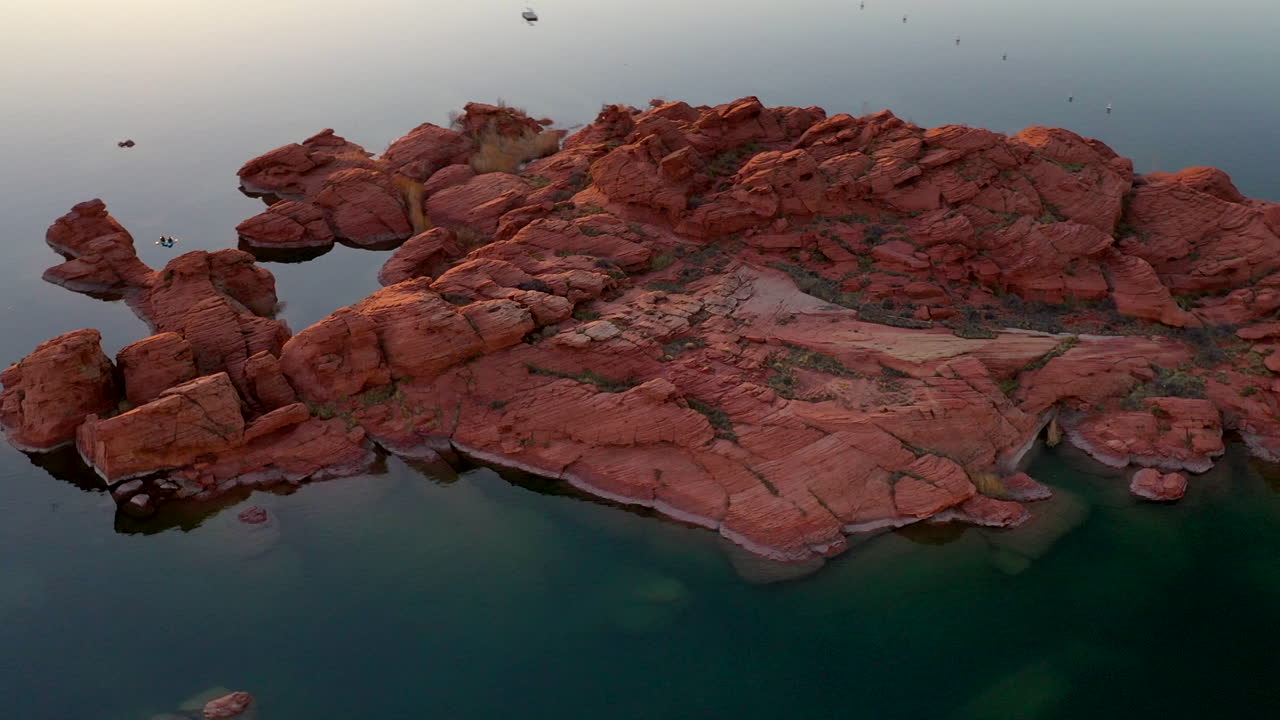 Sand Hollow State Park, Utah, USA. Smukt luftfoto med panorering af Sand Hollow vandreservoir og rød sandsten. Etablerende skud af området.
