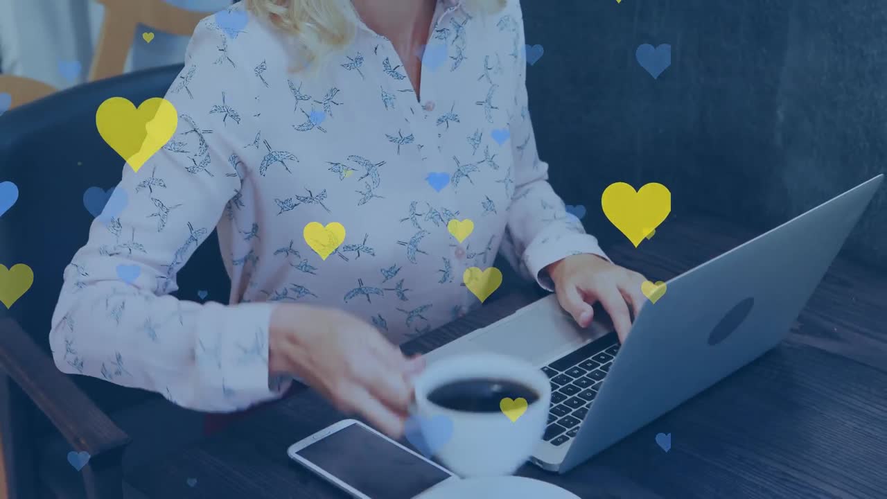 animación de iconos de corazón sobre mujer de negocios caucásica usando portátil