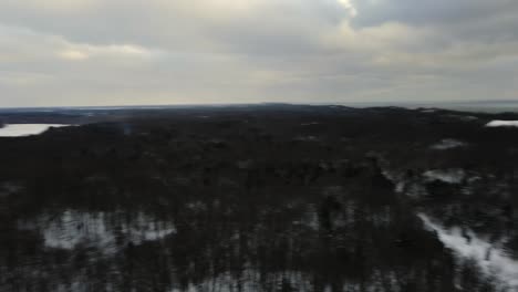 Pequeño-Lago-Negro-Cubierto-De-Hielo-Desde-La-Distancia