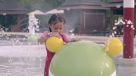 Süßes-Mädchen-Spielt-Im-Brunnen-Gegen-Pavillons-In-Zeitlupe