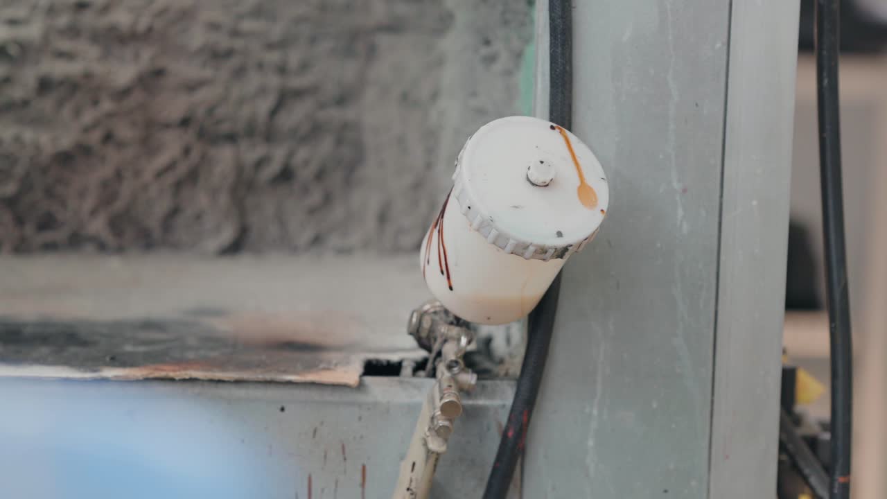 공장 설정에서 기계에 부착 된 신발 마무리 총