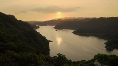 Weite-Aufnahme,-Die-Den-Liyutuan-stausee-Während-Des-Sonnenuntergangs-Zur-Goldenen-Stunde-Zeigt