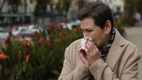 Woman-sneezing-in-the-middle-of-the-street