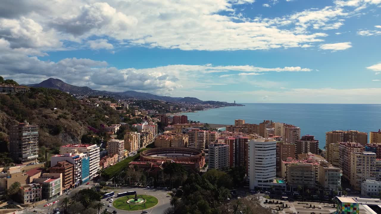 Malaga, Spagna: veduta aerea panoramica della città spagnola con edifici e il Mar d'Alboran