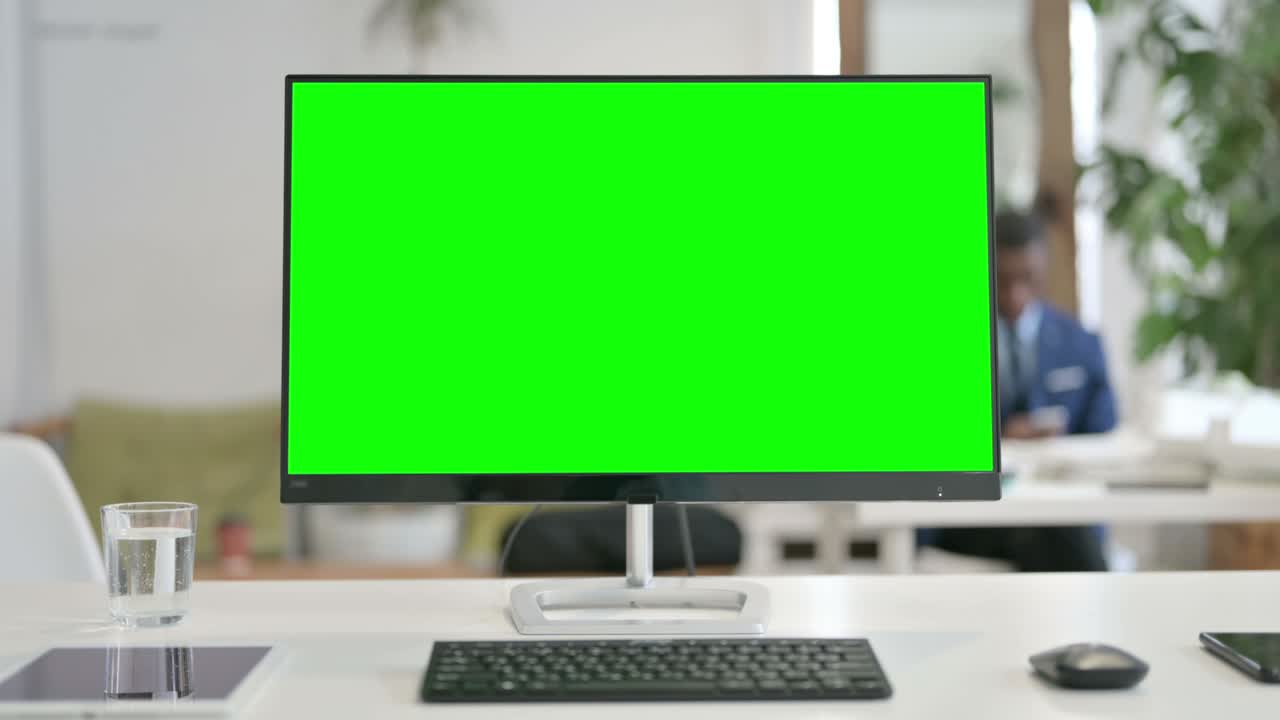 escritorio con pantalla de tecla de croma verde, hacer zoom