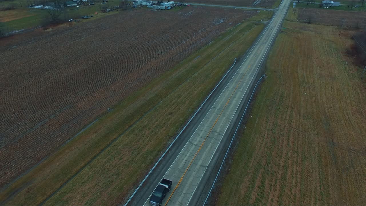 시골 일리노이 고속도로의 연못 옆 철로 위를 달리는 고가도로를 가로지르는 자동차, 트럭, 버스