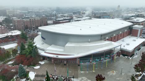 Vista-Aérea-De-La-Arena-De-Spokane-En-Un-Día-Nublado