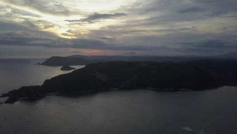 Atardecer-Nublado-Antena-Puesta-De-Sol-Se-Eleva-Sobre-Tranquilas-Bahías-Del-Sur-De-Lombok,-Idn