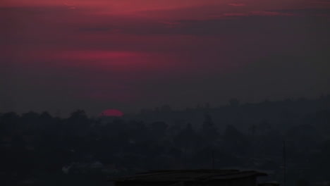 Disparo-De-Lapso-De-Tiempo-De-Una-Atardecer-Ardiente-Sobre-Kampala,-Uganda