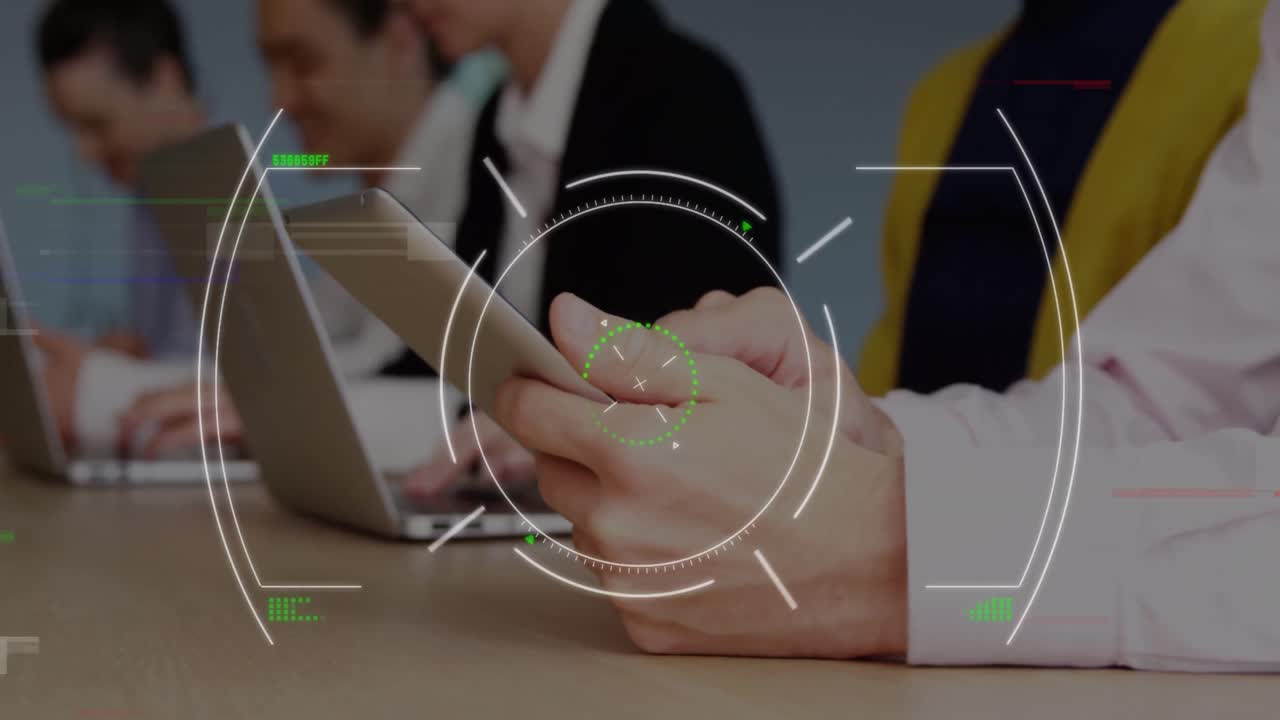 animación del visor con fallo sobre las manos de un hombre caucásico usando una tableta