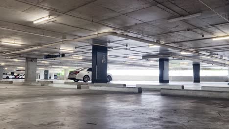 estacionamiento subterráneo vacío