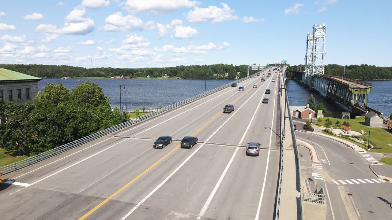 바스 시티의 rte 1 고속도로의 드론 영상,  ⁇ 은 날에 자유롭게 흐르는 교통