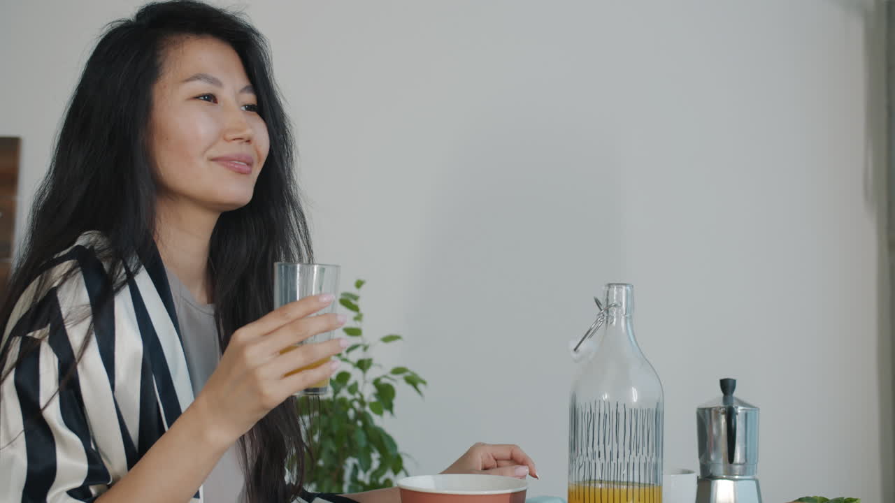 아침 식사를 즐기는 여자