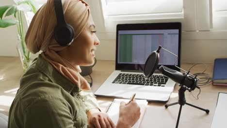 Video-Einer-Gemischtrassigen-Frau-Im-Hijab,-Die-Zu-Hause-Am-Laptop-An-Einem-Online-Interview-Teilnimmt