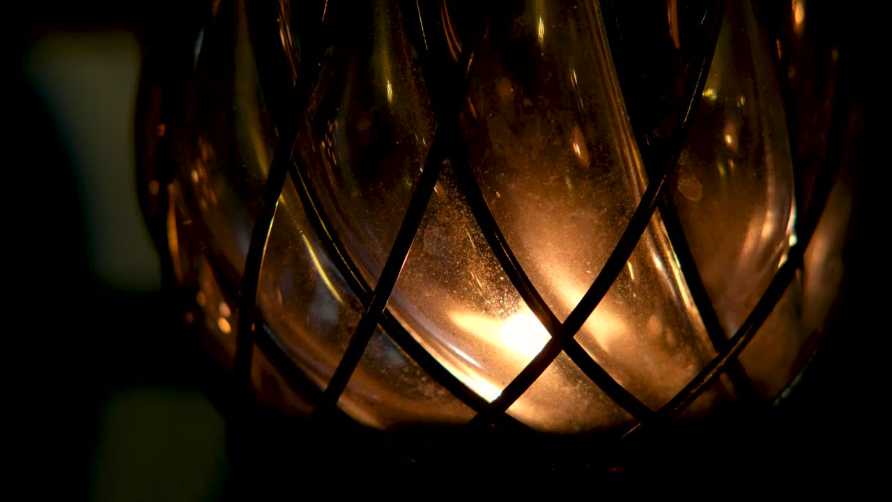 어두운 밤에 촛불을 닫은 랜턴