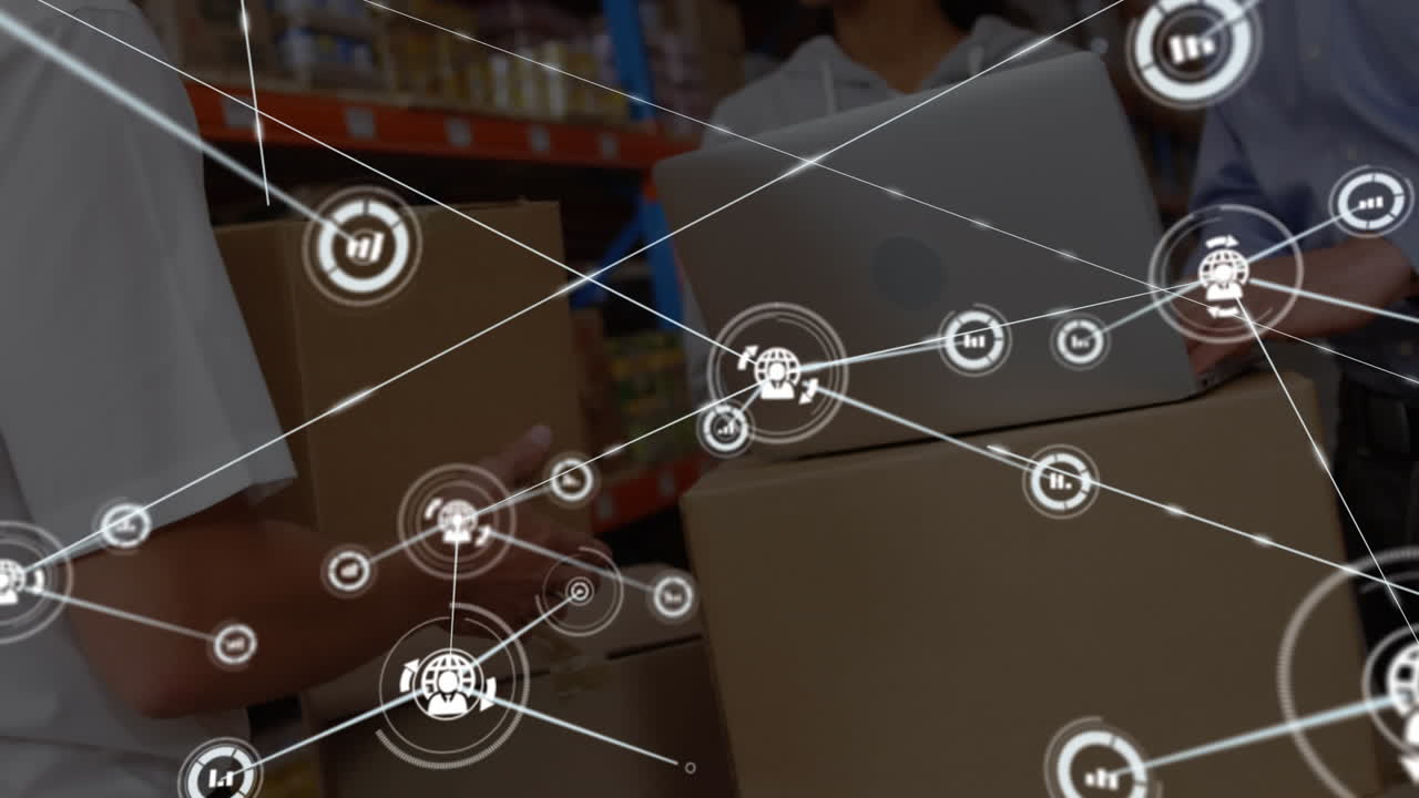 animación de iconos interconectados con líneas sobre el hombre que sostiene la caja hablando con un compañero de trabajo en el almacén.