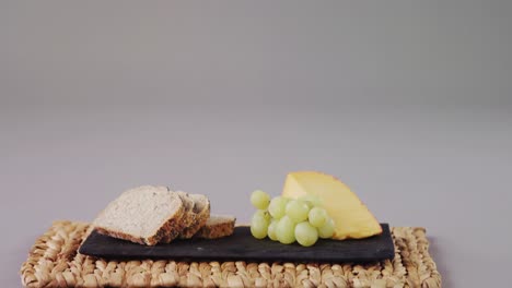 rebanadas de pan, uvas y queso