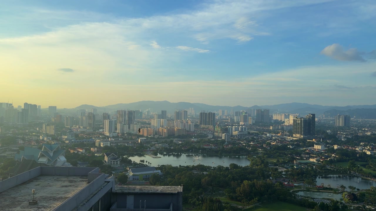 Kuala Lumpur ao amanhecer, horizonte da Malásia, paisagem urbana moderna asiática