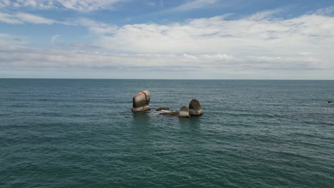 Standbild-Einiger-Steine,-Die-Im-Klaren-Blauen-Wasser-über-Den-Meeresspiegel-Ragen