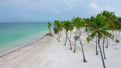 Antenne-Vorwärts-Am-Weißen-Strand-Von-Playa-Juanillo,-Punta-Cana