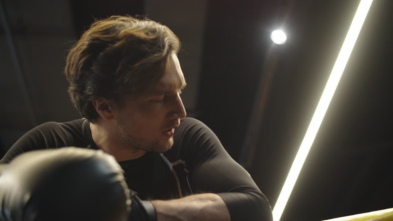 hombre en forma descansando en el club deportivo