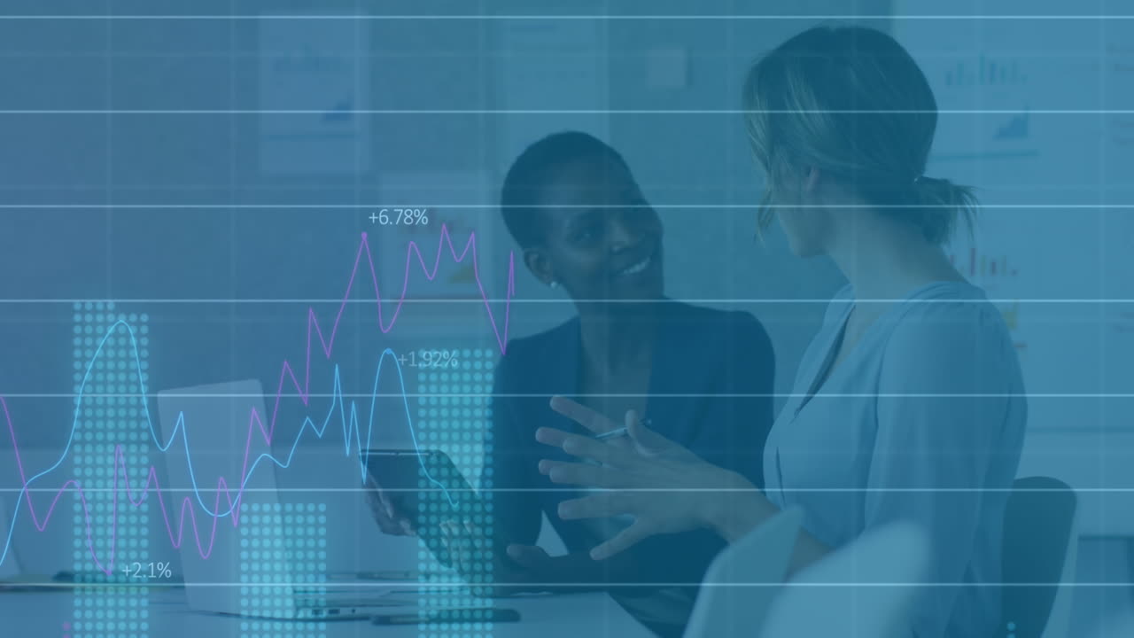 animación de múltiples gráficos con números cambiantes, diversas compañeras de trabajo discutiendo en la computadora portátil